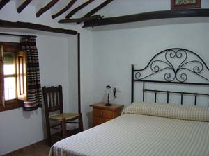Dormitorio con cama de matrimonio