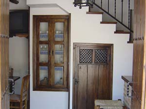Entrada a la casa con la alacena al fondo