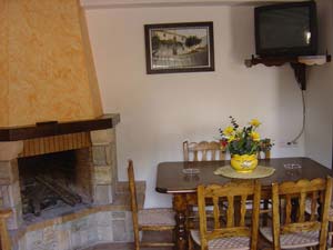 Chimenea y mesa del comedor