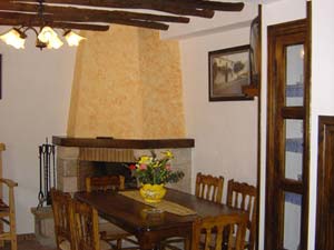 Vista del comedor con la chimenea al fondo