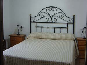 Dormitorio con cama de matrimonio